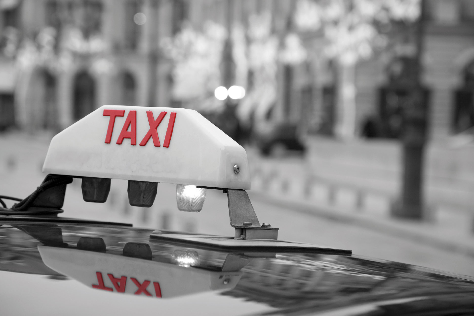 Такси дом 4. Такси в Париже. Танк такси. Танк такси фото. Прикольные картинки Парижа фон такси.